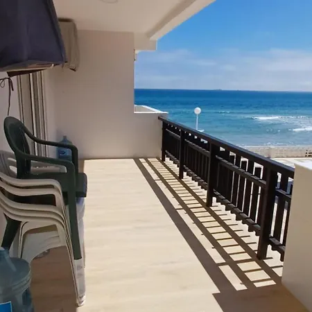 Cosy Flat With A Large Terrace Facing The Sea Apartament